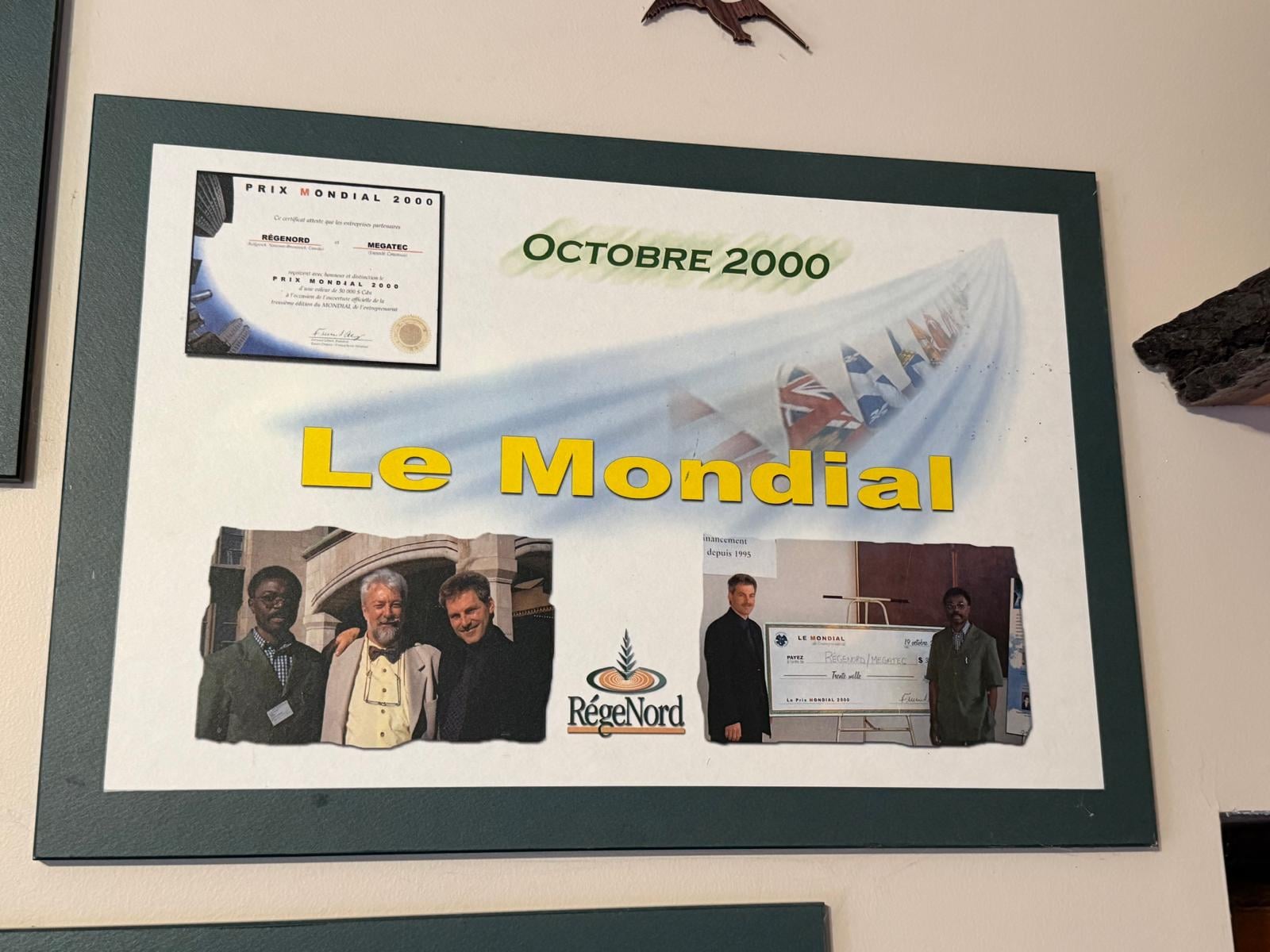 Archive personnelle d’Alain Bélanger : photos et certificat du Prix Mondial 2000, octobre 2000