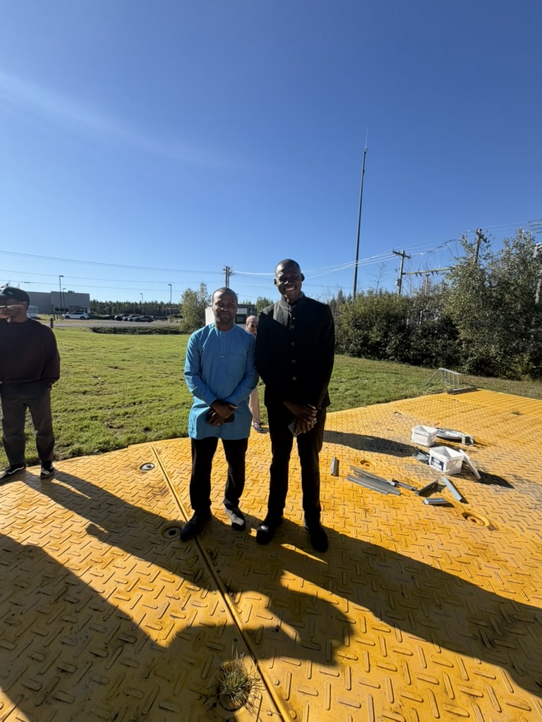 Deux visiteurs posant sur la plateforme modulaire jaune