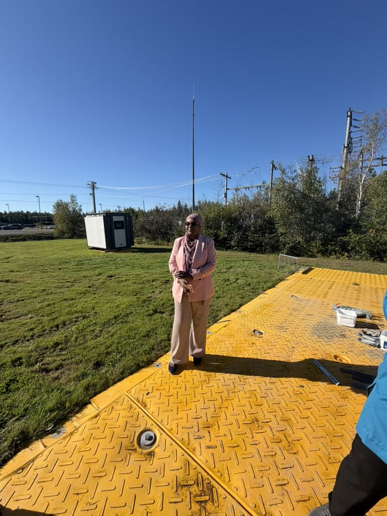 Une visiteuse se tenant au bord de la plateforme modulaire jaune