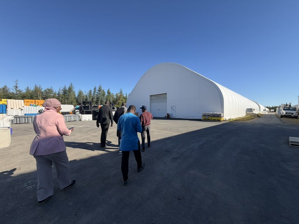 Le groupe se dirigeant vers un grand bâtiment blanc