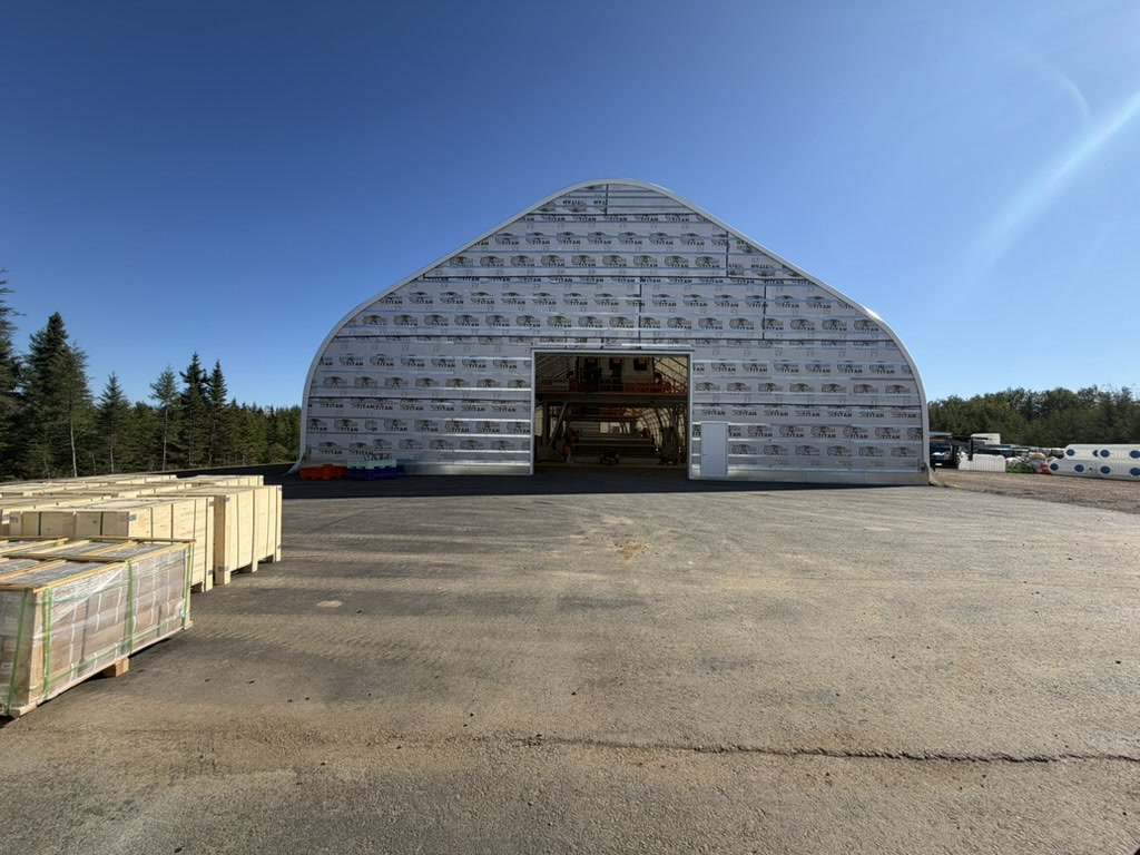Vue extérieure du bâtiment blanc de l’atelier