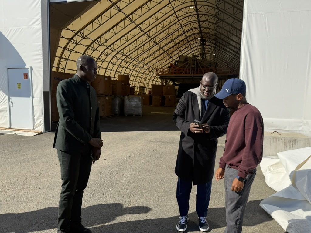Trois participants échangeant à l’entrée de l’atelier